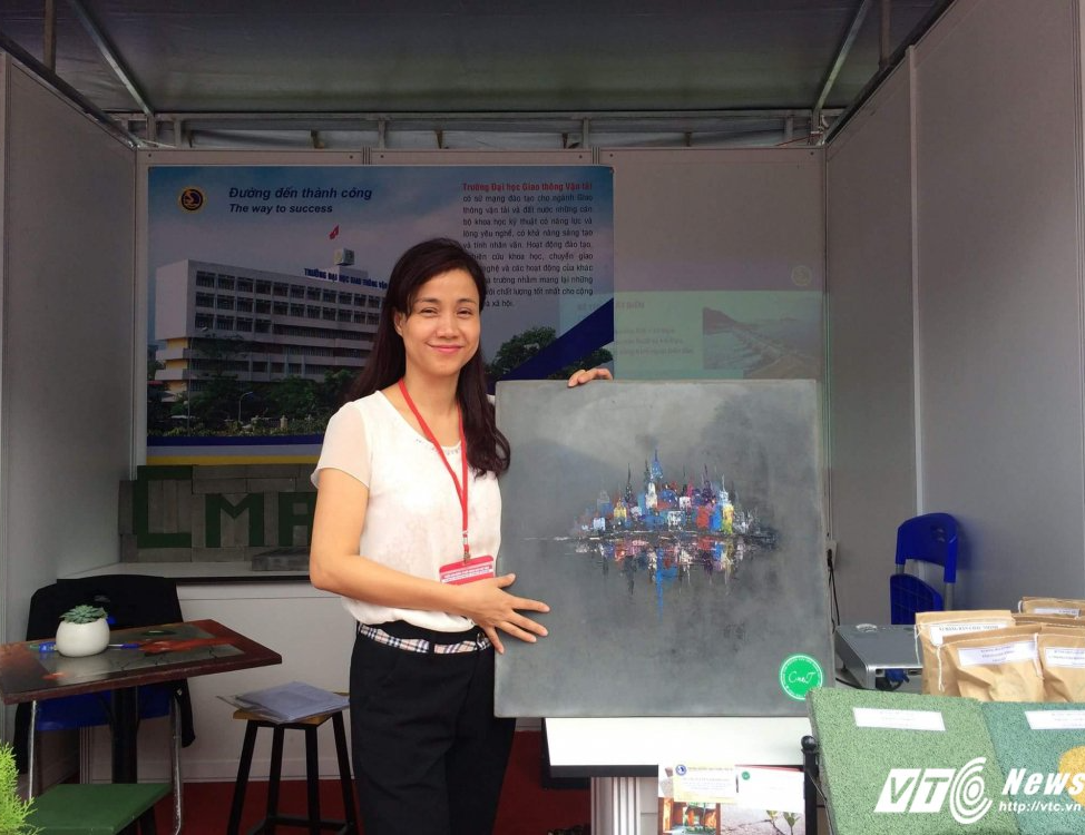 TS. Đặng Thùy Chi bên mặt bàn được đúc từ bê tông cường độ siêu cao tại Triển lãm Vietbuild 2017