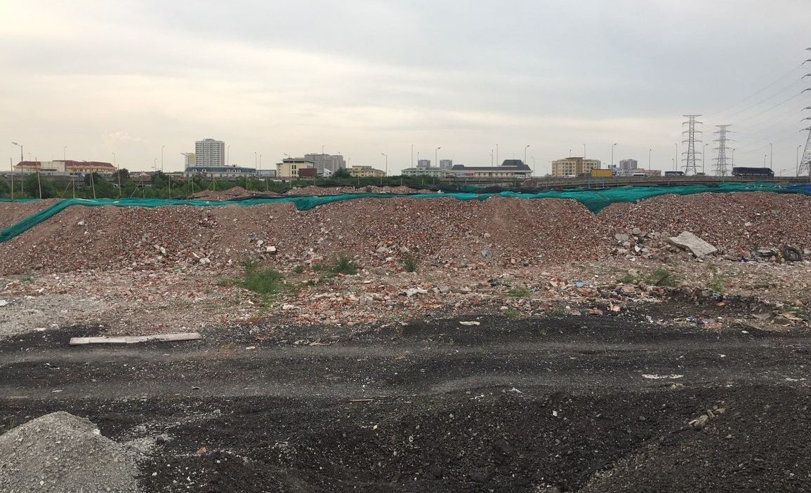 Bãi tập kết phế thải xây dựng cần được xử lý tại Hà Nội