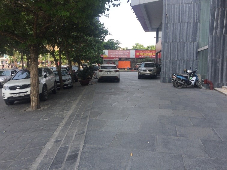 Đá nhân tạo (800.800.20mm) lát sân bãi đỗ xe tòa nhà 30 tầng, số 1 Phạm Huy Thông, Hà Nội