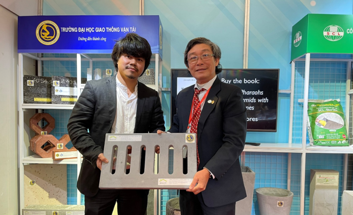 PGS.TS. Lê Thanh Hà và ông Huỳnh Hòa – Chủ tịch Hội Cầu đường tỉnh Khánh Hòa. Sản phầm song chắn rác bê tông cường độ siêu cao, triển lãm tại Đại hội đại biểu toàn quốc Liên hiệp các Hội Khoa học Kỹ thuật Việt Nam (VUSTA) lần thứ VIII, 2020