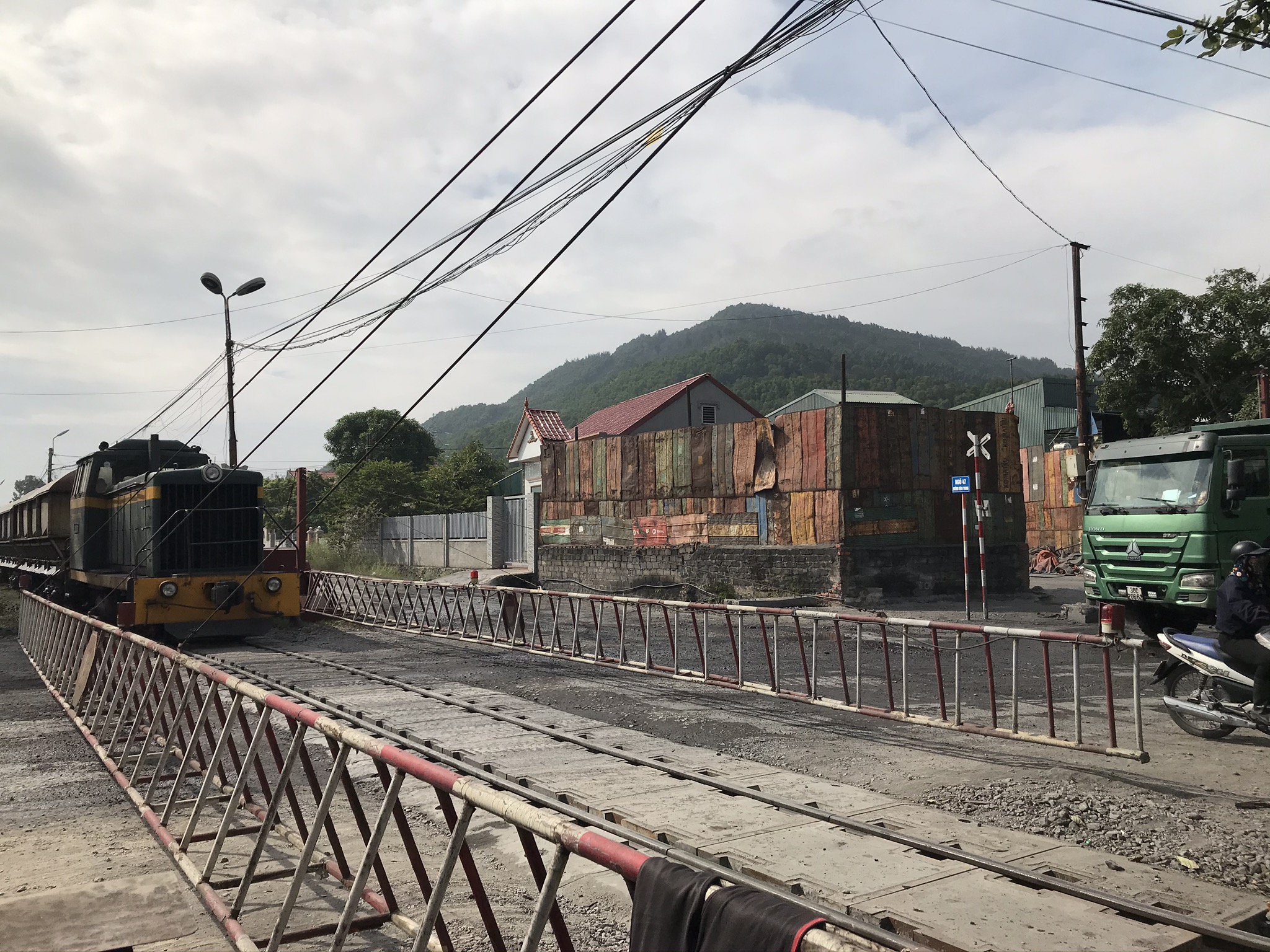 Bản bê tông dự ứng lực lắp đặt tại đường vào mỏ than Cọc 6 - Cẩm Phả - Quảng Ninh.