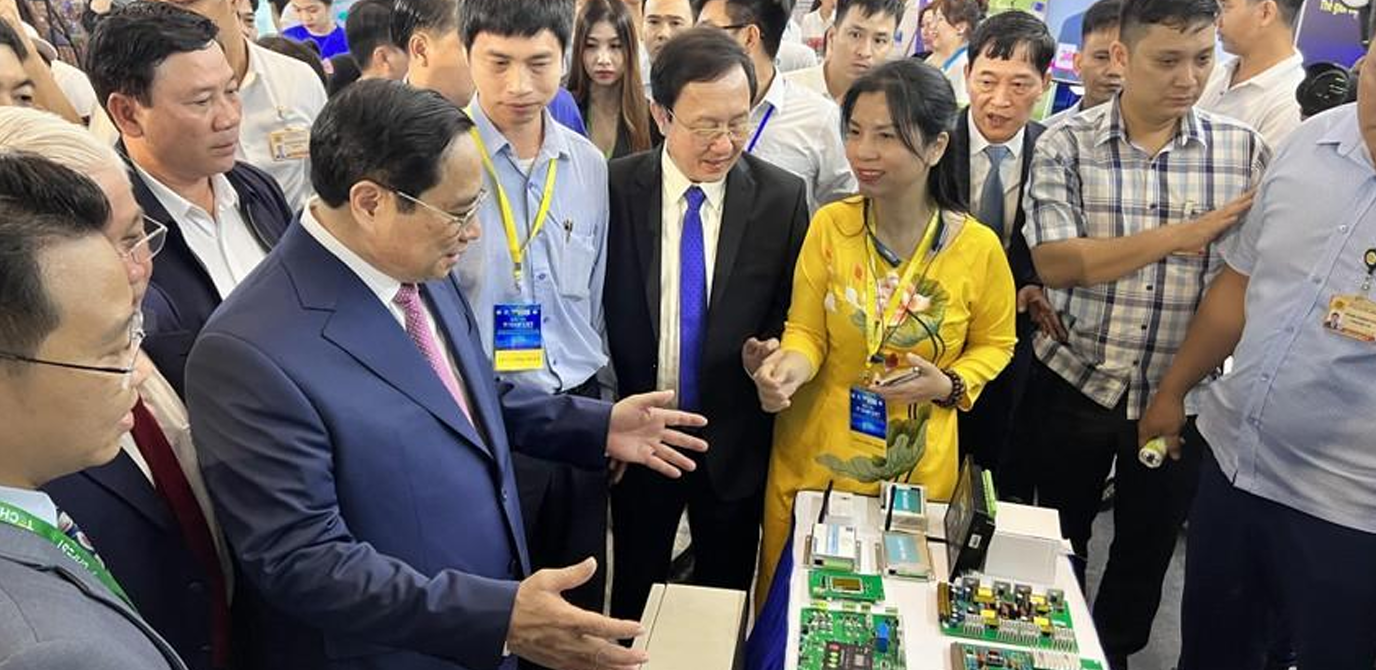 TRUNG TÂM ĐIỀU KHIỂN KỸ THUẬT SỐ CHO ĐẦU MÁY D19E